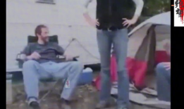 美女尿裤子视频,美女不慎尿裤子，视频记录惊人一幕